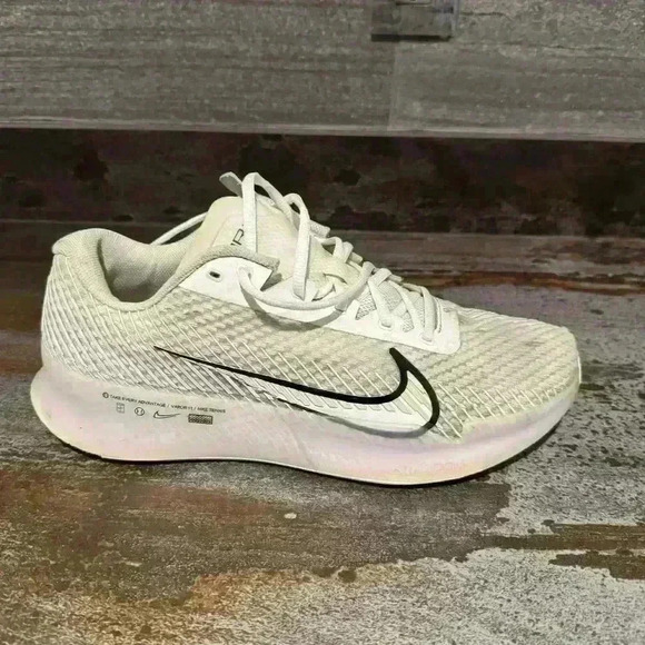 Nike Vapor 11 Tennis Shoe Size 11 US Men Slightly Used - Picture 2 of 4